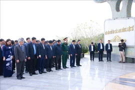 Le Premier ministre Pham Minh Chinh et son entourage rendent hommage aux héros morts pour la patrie au cimetière des martyrs de Quang Nam. Photo: VNA