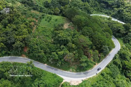 Le col de Ngoan Muc est célèbre pour ses virages sinueux et serrés. Photo: VNA