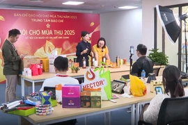 Session de vente en direct de spécialités locales via TikTok dans le cadre de la première Foire d'Automne 2025. Photo: VNA