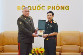 Le général Phan Van Giang, vice-secrétaire de la Commission militaire centrale et ministre de la Défense, reçoitnle général de division Pavel Muraveiko, chef d’état-major général des Forces armées et premier vice-ministre de la Défense de la Biélorussie. Photo: VNA