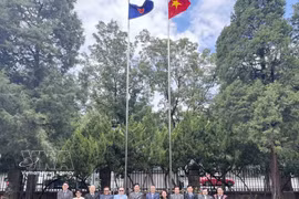 Des ambassadeurs de pays membres de l'ASEAN et le secrétaire général du Centre ASEAN-Chine célèbrent le 59e anniversaire de la fondation de l'Association régionale. Photo: VNA