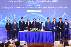 Signature de l'accord de coopération stratégique pour la prochaine phase entre le groupe FPT et Mila. Photo: VNA