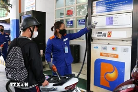 À 15 heures le 7 mars, les prix des carburants au Vietnam ont été fortement ajustés à la hausse. Photo: VNA