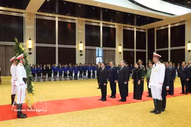 Tran Cam Tu, à la tête d"une haute délégation du PCV, rend hommage au président de l’Assemblée nationale lao, Xaysomphone Phomvihane. Photo: VNA