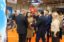 L'ambassadrice du Vietnam en Bulgarie Nguyen Thi Minh Nguyet rencontre le ministre bulgare du Tourisme, Miroslav Borshosh, en marge du salon. Photo: VNA