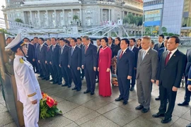 Le secrétaire général du Parti Tô Lâm et sa délégation accompagnée déposent des fleurs au pied du buste du président Hô Chi Minh au Musée des Civilisations Asiatiques à Singapour. Photo: VNA