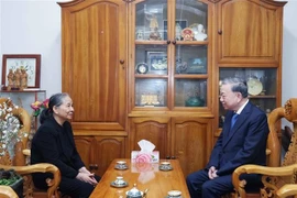 Le secrétaire général du Parti, Tô Lâm, et l'épouse du feu secrétaire général Nguyen Phu Trong, Ngo Thi Man. Photo: VNA