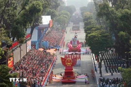 Défilé à Ho Chi Minh-Ville en l'honneur du 50e anniversaire de la Libération du Sud et de la Réunification nationale. Photo: VNA
