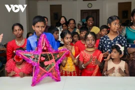 Des enfants, adolescents sri-lankais et vietnamiens célèbrent la Fête de la Mi-Automne. Photo: VNA