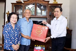 Le président de l’Assemblée nationale, Tran Thanh Man offre un cadeau à Truong My Hoa, ancienne vice-présidente de la République et ancienne vice-présidente de l’Assemblée nationale. Photo: VNA