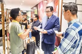 Des investisseurs étrangers découvrent des produits alimentaires exposés au Centre de promotion du commerce et des investissements de Hô Chi Minh-Ville. Photo : nhandan.vn