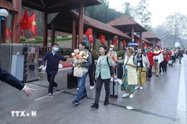 Des visiteurs chinois entrent au Vietnam via le poste frontalier Huu Nghi. Photo: Vietnam