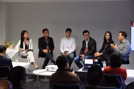Des participants au dialogue entre le Vietnam et la Suisse sur l’intelligence artificielle et les technologies financières. Photo: VNA