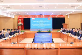 Entretien entre le ministre de la Construction, Tran Hong Minh, et Nikolaï Platonovitch Patrouchev, conseiller du président russe et président du Conseil maritime russe. Photo: Bnews/VNA