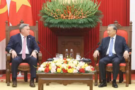 Le secrétaire général du Parti, Tô Lâm (à droite), et le président et directeur général de Murphy Oil Corporation, Eric Hambly, à Hanoi, le 15 octobre. Photo : VNA 