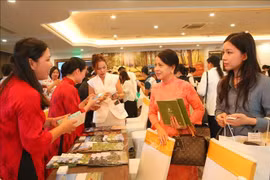 Présentation de produits touristiques de Ninh Binh. Photo: VNA