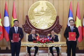 Échange du protocole d’accord entre les ministères de l’Industrie et du Commerce du VIetnam et du Laos