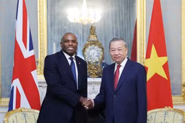 Le secrétaire général du PCV Tô Lâm (droite) et le vice-Premier ministre britannique David Lammy. Photo: VNA
