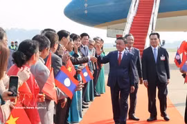 Tran Cam Tu, membre du Bureau politique et permanent du Secrétariat du Comité central du PCV, à l'aéroport international de Wattay, à Vientiane. Photo: VNA