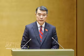 Le Premier ministre Le Minh Hung présente un rapport sur l’évaluation complémentaire de la mise en œuvre du plan de développement socio-économique et du budget de l’État pour 2025. Photo: VNA
