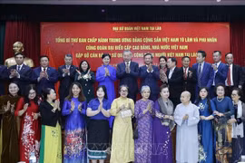 Le secrétaire général Tô Lâm rencontre la communauté vietnamienne au Laos. Photo: VNA