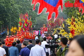 De nombreux visiteurs s'affluent à Pho Tho pour participer à la fête du temple des rois fondateurs Hung en 2024. Photo: VNA