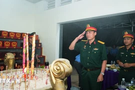 Des délégués rendent un hommage solennel, exprimant leur profonde gratitude envers les martyrs tombés au Cambodge. Photo: VNA