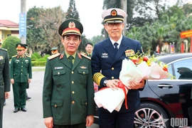 Le ministre de la Défense, Phan Van Giang (gauche) et son homologue chinois Dong Jun. Photo: qdnd.vn