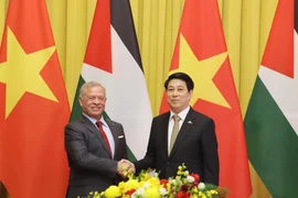 Le président Luong Cuong (à droite) et le roi Abdallah II Ibn Al-Hussein de Jordanie, à Hanoi, le 12 novembre. Photo : VNA