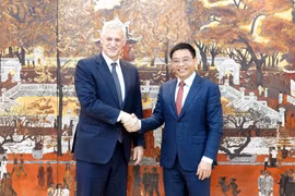 Le ministre des Finances Nguyen Van Thang (droite) reçoit le directeur général de Standard Chartered, Bill Winter, le 3 avril à Hanoï. Photo: Vietnam+