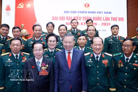 Le secrétaire général du Parti et président de la République Tô Lâm et des délégués du 8e Congrès national de l'Association des anciens combattants du Vietnam. Photo: VNA