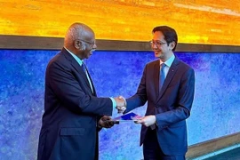 L’ambassadeur Dô Viêt Hung, chef de la Mission permanente du Vietnam auprès des Nations Unies (droite), remet la version vietnamienne du "Pacte pour l’Avenir" au président de la 79e session de l’Assemblée générale, Philemon Yang. Photo: VNA