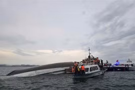 Le naufrage du bateau touristique Vinh Xanh 58 s'est produit à 15h30 le 19 juillet 2025. Photo: VNA