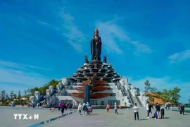 Une statue de Bouddha sur le mont Ba Den. Photo : VNA