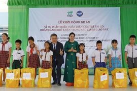 Remise de cadeaux à des élèves défavorisés à Can Tho. Photo: VNA