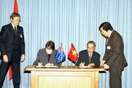 Le Premier ministre Phan Van Khai (droite) et son homologue néo-zélandaise Helen Clark ​​signent la Déclaration commune lors de la visite officielle du dirigeant vietnamien en Nouvelle-Zélande, le 9 mai 2005. Photo: VNA