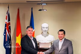 Le consul général du Vietnam à Perth, Phạm Hai Anh (droite) reçoit David Morgan, président du Conseil d’affaires Australie-Occidentale – Vietnam. Photo: VNA