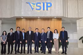 Une délégation de la KOSME visitent le Parc industriel Vietnam-Singapour. Photo: KOSME