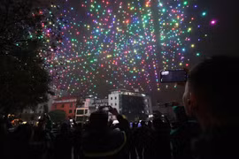 2 025 drones créeront ce week-end un spectacle magique au-dessus du lac de l'Ouest. Photo: laodong.vn