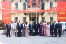 Le président du Comité central du Front de la Patrie du Vietnam, Do Van Chien et la délégation de l'Association d'affaires et d'investissement Vietnam- R. de Corée. Photo: VNA