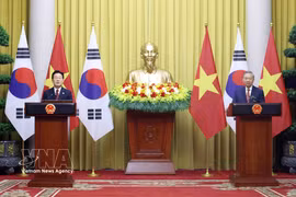 Le secrétaire général du Parti et président du Vietnam, To Lam (droite), et le président sud-coréen, Lee Jae Myung, rencontrent la presse à Hanoï. Photo: VNA