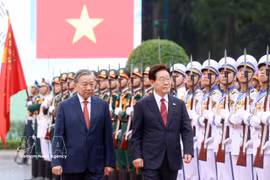 Le secrétaire général du PCV et président de la République, To Lam, et le président de la République de Corée, Lee Jae Myung, passent en revue la garde d’honneur de l’Armée populaire du Vietnam. Photo: VNA