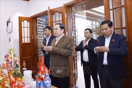 Le président de l'Assemblée nationale, Tran Thanh Man offre de l’encens en hommage de l'ancien secrétaire général du Parti, Nguyen Phu Trong. Photo: VNA