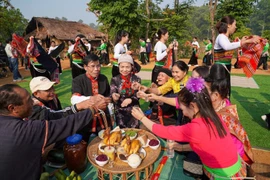 Reconstitution à Hanoï de la fête du nouveau riz des Thai de Thanh Hoa