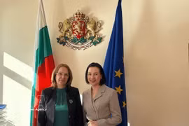 L’ambassadrice du Vietnam en Bulgarie, Nguyen Thi Minh Nguyet (droite) et la maire de Kazanlak, Galina Stoyanova. Photo: VNA