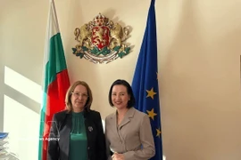 L’ambassadrice du Vietnam en Bulgarie, Nguyen Thi Minh Nguyet (droite) et la maire de Kazanlak, Galina Stoyanova. Photo: VNA