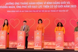 Signature de l'engagement promouvant l'égalité des genres dans l'ère numérique. Photo: VNA