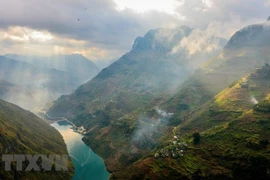 Le haut plateau karstique de Dông Van, reconnu géoparc mondial par l’UNESCO, a été sacré « Meilleure destination culturelle régionale en Asie 2025 ». Photo: VNA
