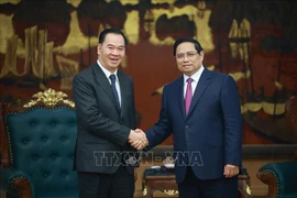 Le Premier ministre Pham Minh Chinh (droite) et le ministre lao de l’Éducation et des Sports, Thongsalith Mangnormek. Photo: VNA