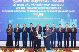 Échange du protocole d'accord de coopération entre Vietnam Airlines et Singapore Airport Terminal Services Limited (SATS). Photo: VNA